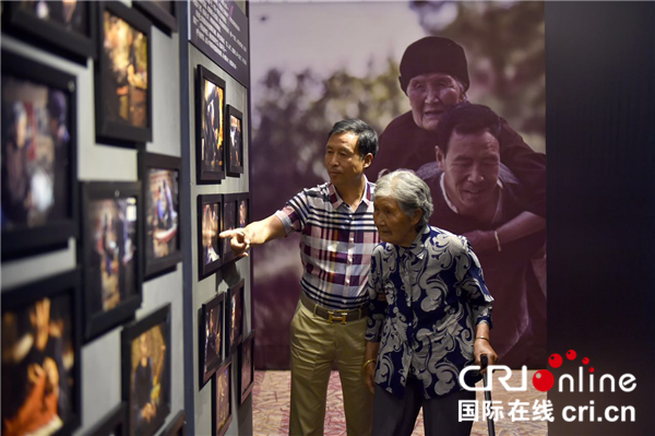 “我的父亲”纪实写泛亚电竞真摄影展温情开幕(图1)