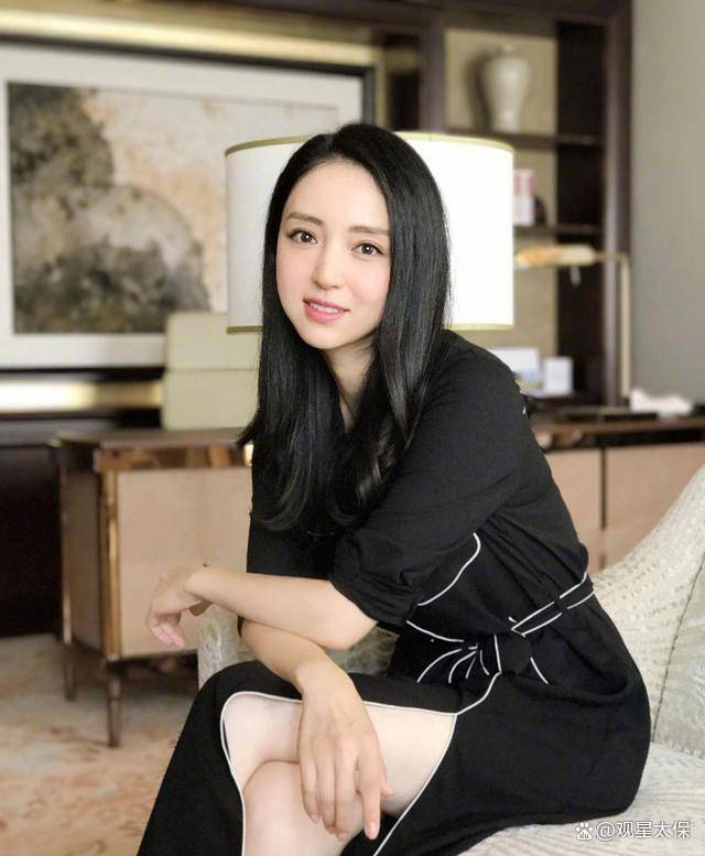 泛亚电竞董璇晒女儿古风写真小酒窝与“许子言”同框网友：偶像剧画风(图4)