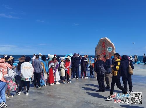 泛亚电竞【打造高地 建设“四地”】青海湖：风景如画引客来（图）(图1)